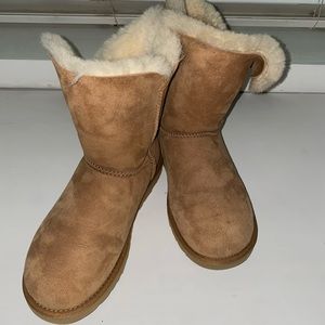Ugg womens bailey button II size 7